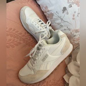 Reebok women’s sz 8 white with Gum bottom